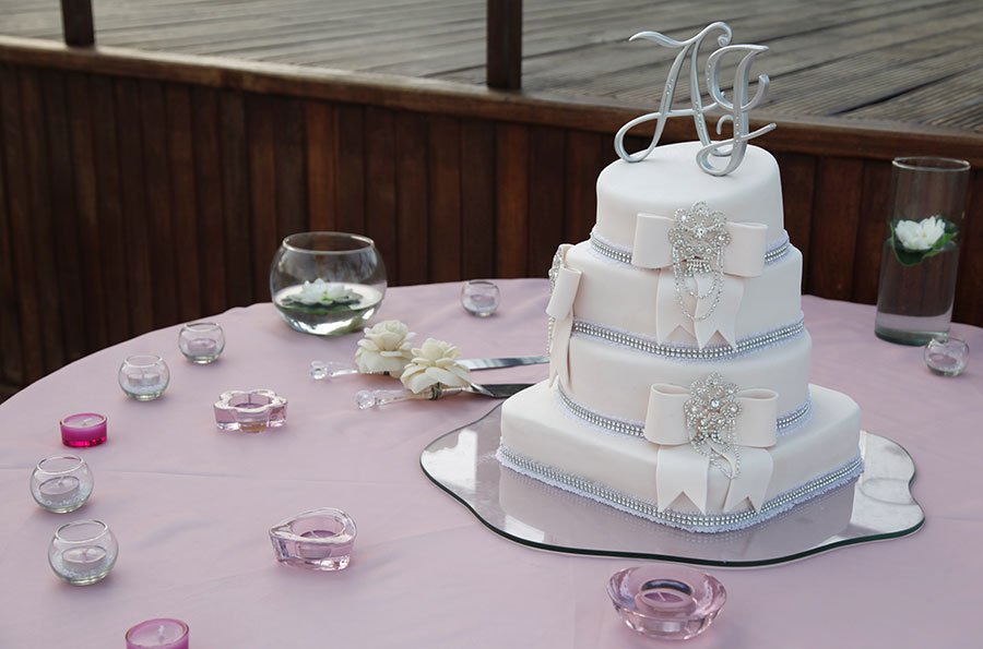 Torta de bodas personalizada Bodas destino Margarita Vestidos de novia bohemios